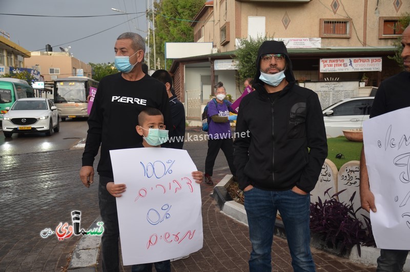 فيديو : العشرات من اصحاب المحلات التجارية ونشطاء يشاركون في الوقفة الاحتجاجية ضد سياسة التمييز العنصرية اتجاههم 